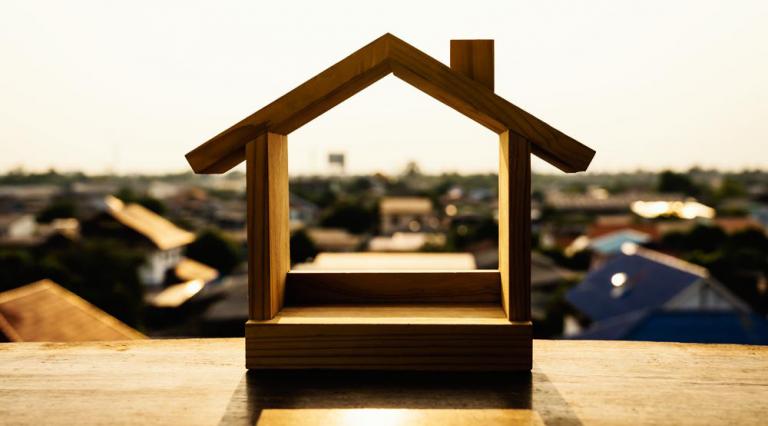 Photo d'une maquette en bois posée sur un balcon au soleil