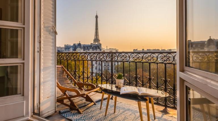 Photo d'une terrasse avec vue sur la Tour Eiffel à Paris