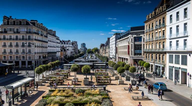 Photo d'une place de ville avec des immeubles récents